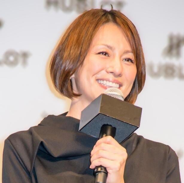 米倉涼子、あらわな“美脚”にファン仰天…太ももギリギリまでのスリットドレス姿を披露「セクシーすぎる！！！」 モデルプレス