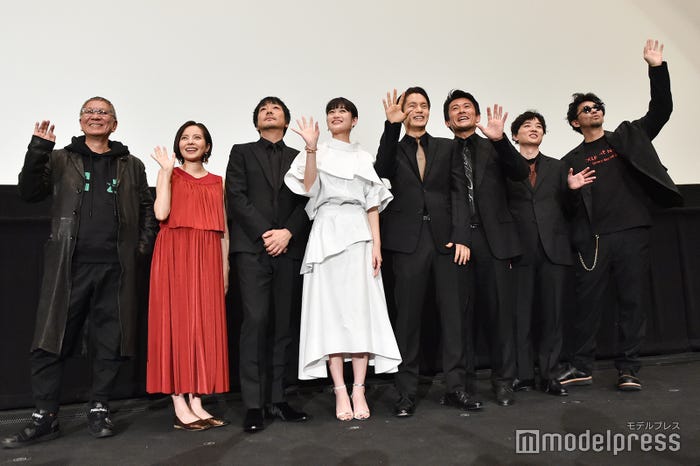 (左から)三池崇史監督、ベッキー、大森南朋、小西桜子、窪田正孝、内野聖陽、染谷将太、村上淳 (C)モデルプレス