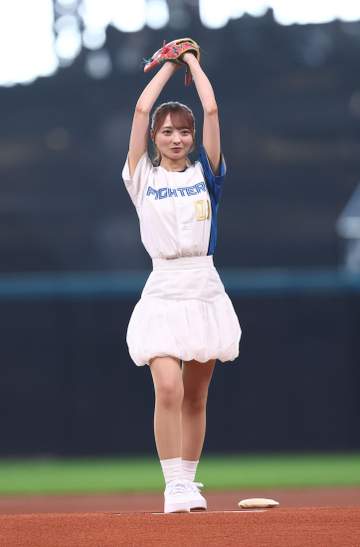 「顔出ししてたの！？」「めっちゃ美人やん！」デビュー時は素顔非公開だった人気ユニット、球場降臨姿にネット騒然「ビックリ」「ひっくり返ってる」「10年前なら想像できない」