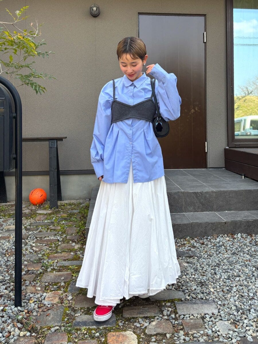 ブルーシャツビスチェコーデ 2026春大人女性おすすめ白スカートブルーシャツビスチェコーデ