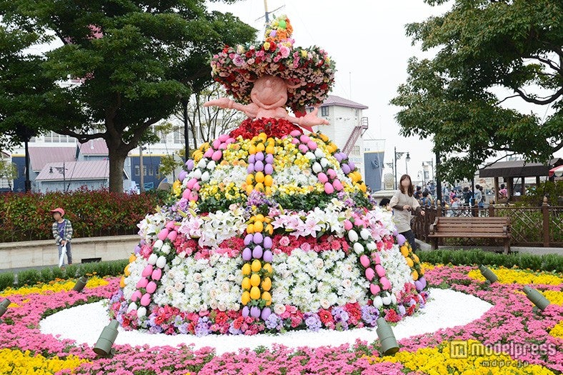 色とりどりの花々で装飾されたミニーのフォトスポット