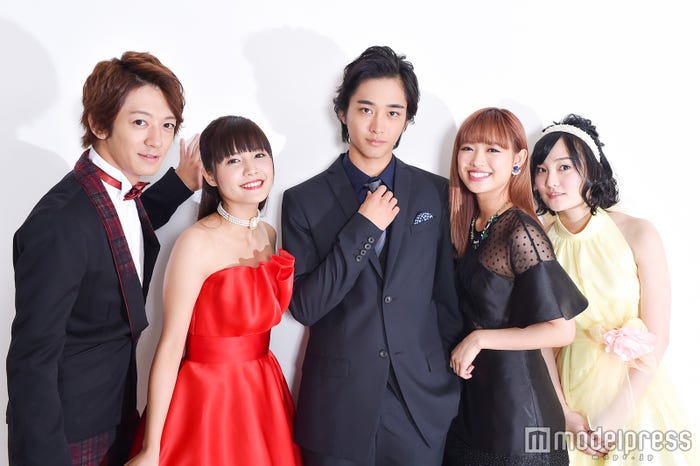 (左から)大倉士門、美沙玲奈、佐藤寛太、山口乃々華、灯敦生(C)モデルプレス