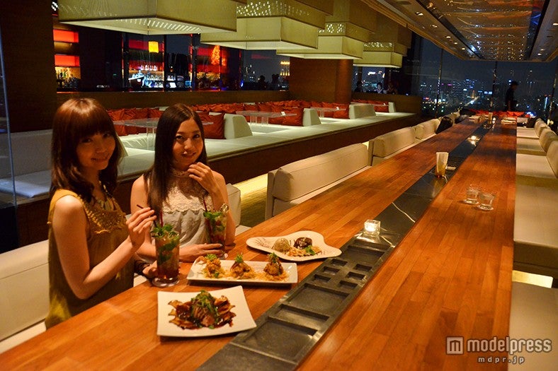 「Long Table（ロングテーブル）」／モデル：百々さおり、富田千穂