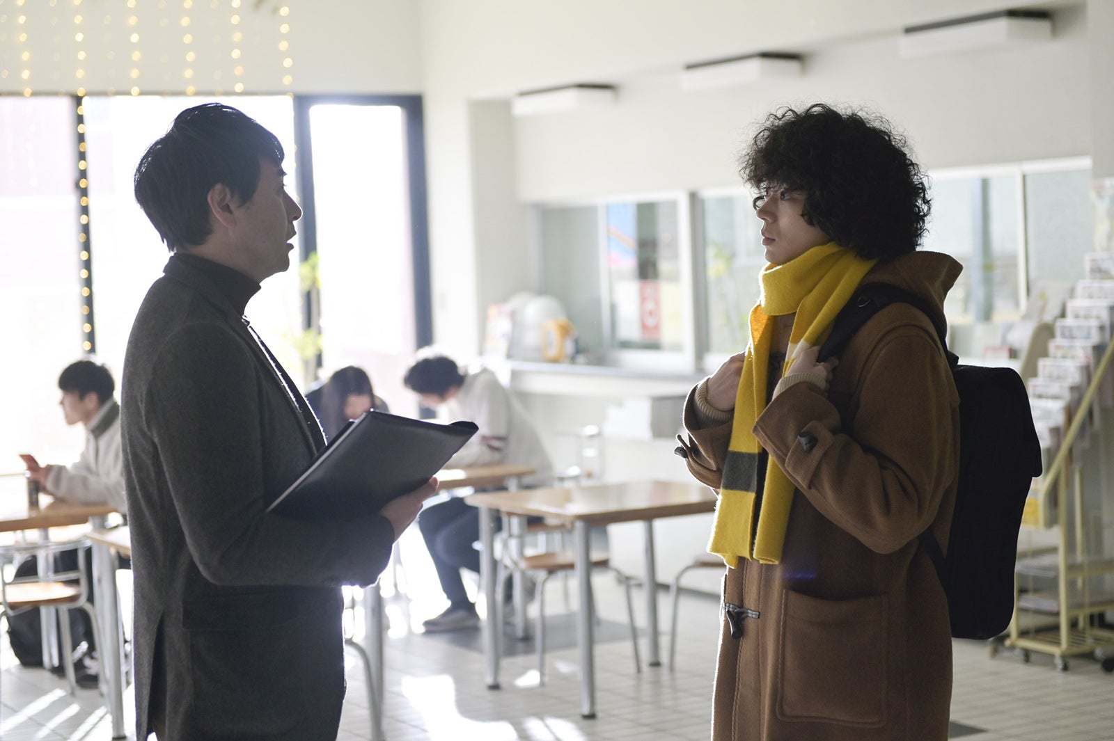 鈴木浩介、菅田将暉／「ミステリと言う勿れ」第6話より（C）田村由美／小学館 （C）フジテレビジョン