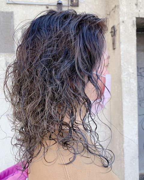 強めのパーマで作る大人のミディアムヘア 40代女性の魅力を引き出す髪型って モデルプレス