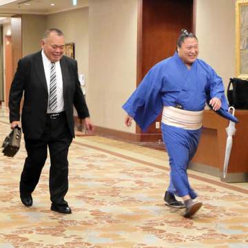 左太もも重症で緊急手術の若隆景が久々に姿見せる、通常のスピードで歩く【大相撲】