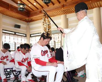 広島が広島護国神社で必勝祈願 42年ぶり日本一へ 島内「目の前の試合を全て勝つぐらいの気持ちで」