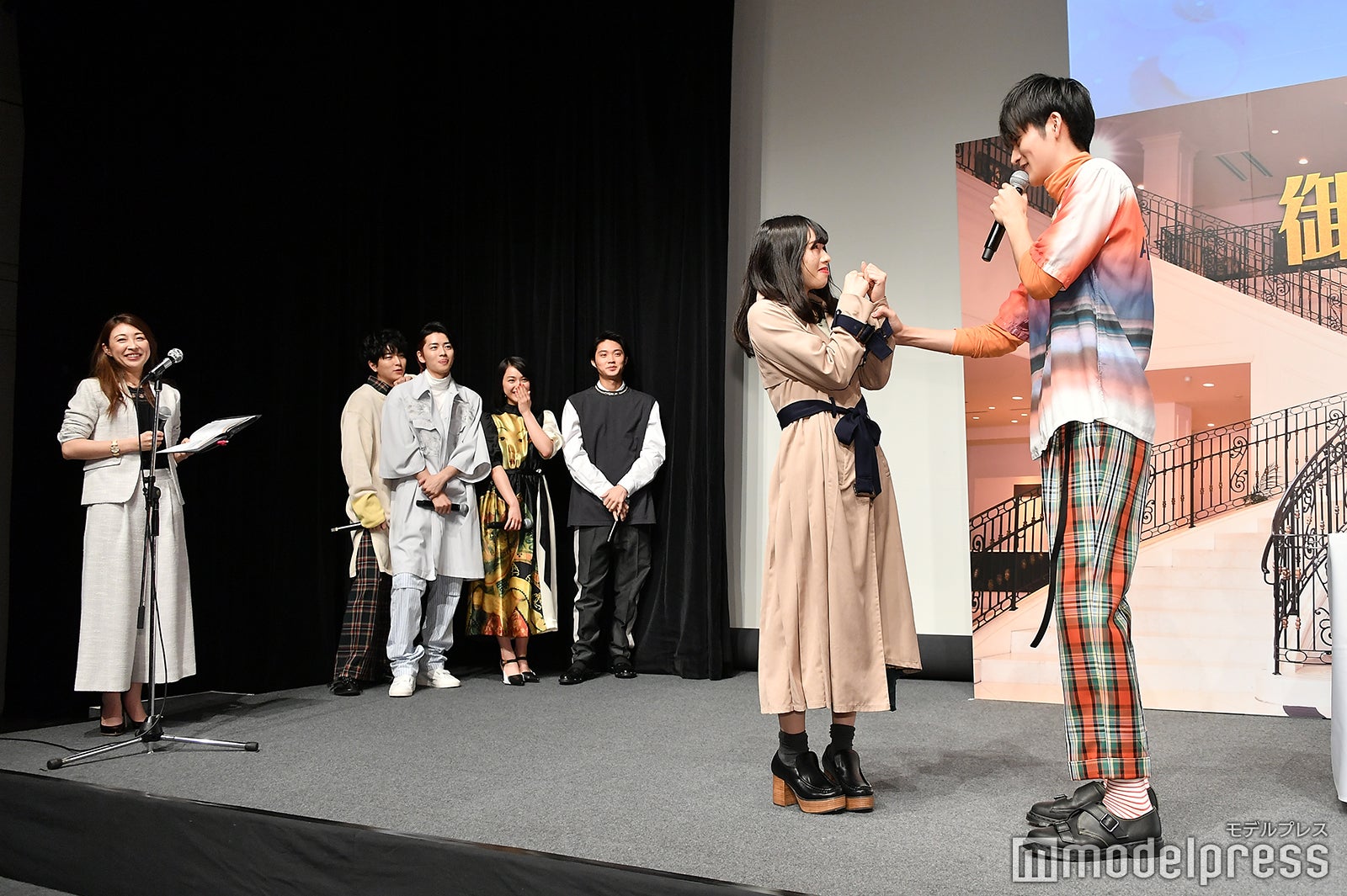 山本涼介の胸キュン再現を見守る一同（C）モデルプレス