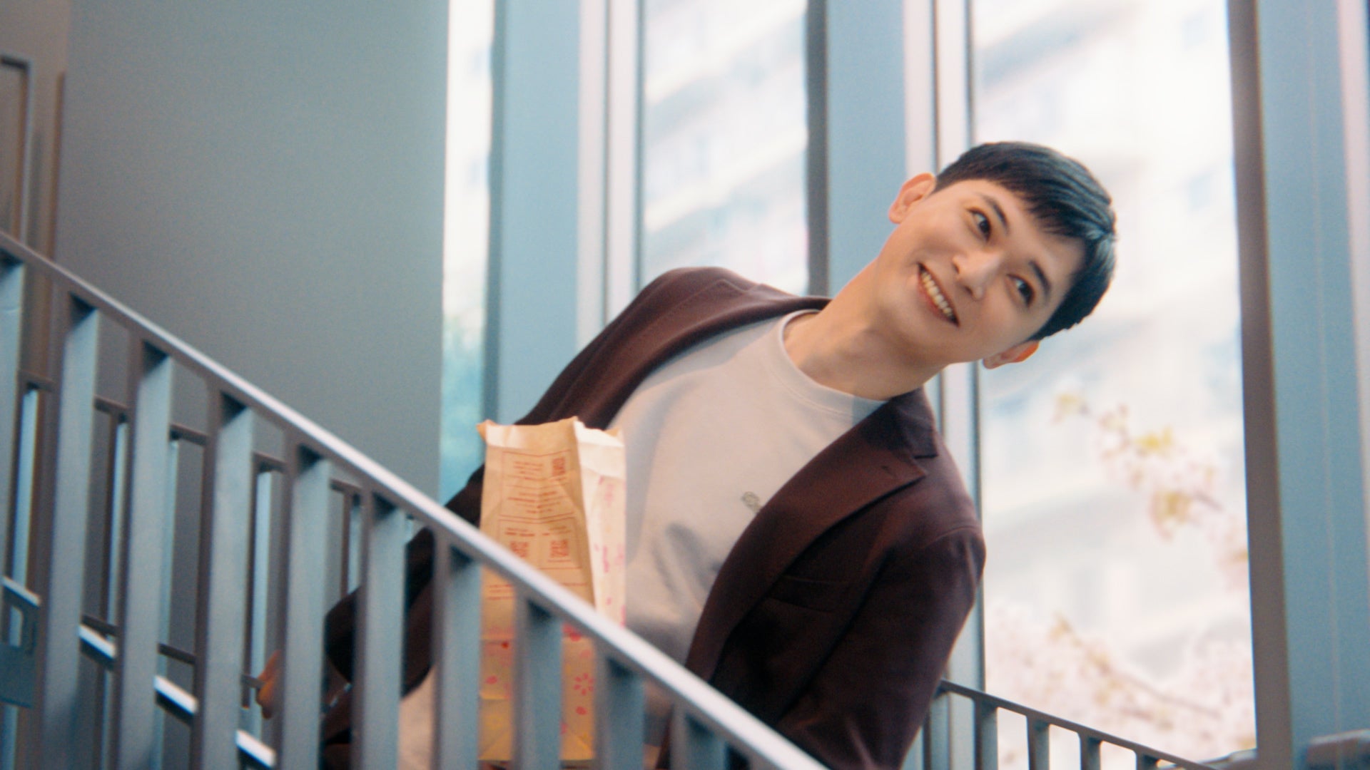 吉沢亮、マックCM初出演で新バーガー頬張る 身体を反らせワクワクを表現