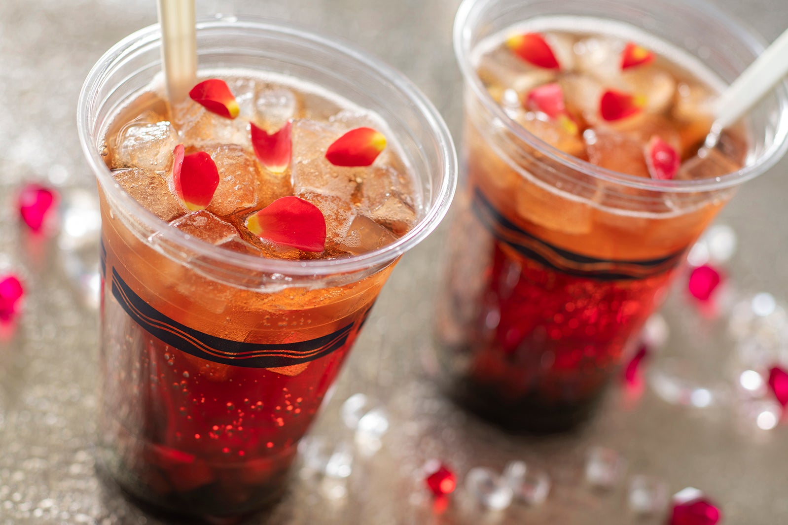 アルコールドリンク、スパークリングカクテル（カシスリキュール＆アップル）1杯780円（C）Disney