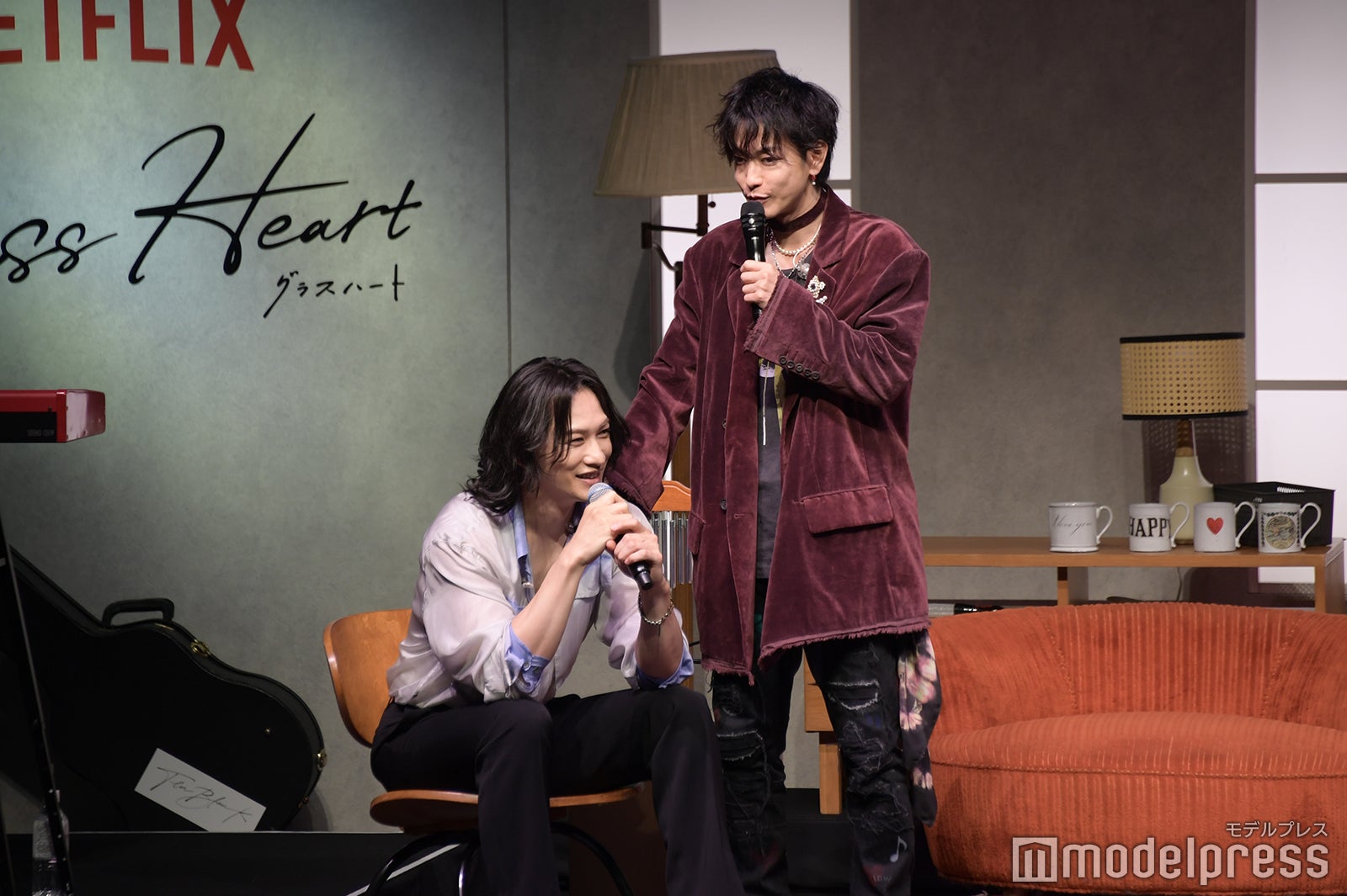 町田啓太の肩に手を置きがちな佐藤健（C）モデルプレス