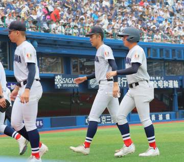 横浜 織田翔希にアクシデントか 五回表の投球練習中に右足がつったような仕草 治療経て続投→五回を懸命に抑える→右足やや引きずりながらベンチへ
