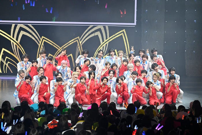 21人の少年忍者と24人のミライBoysが大集結し一段と賑やかになるステージの様子/「PASSION!!~忍 in the Summer 2024~」より(提供写真)