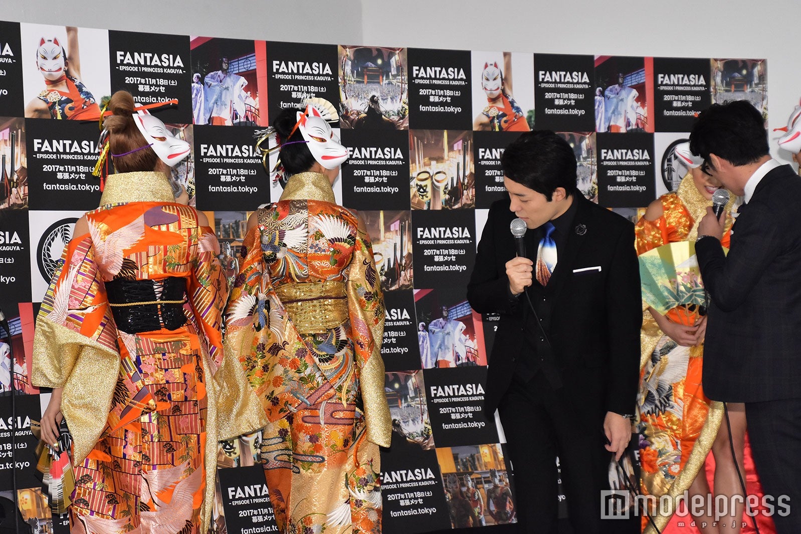 CYBERJAPAN DANCERSの衣装をチェックする中田敦彦、藤森慎吾 （C）モデルプレス