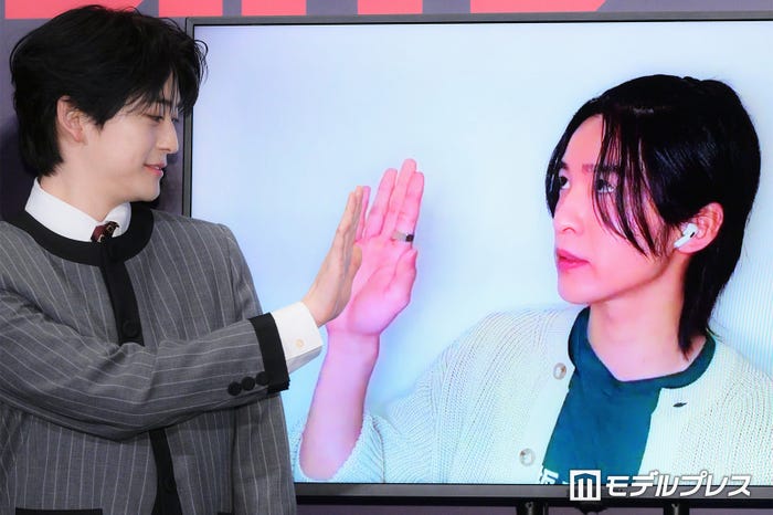 高橋文哉&目黒蓮が“ハイタッチ”(C)モデルプレス