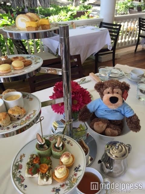 ビーチ沿いのテラスで食べるアフタヌーンティーセット2名分（イメージ）／画像提供：JTBワールドバケーションズ