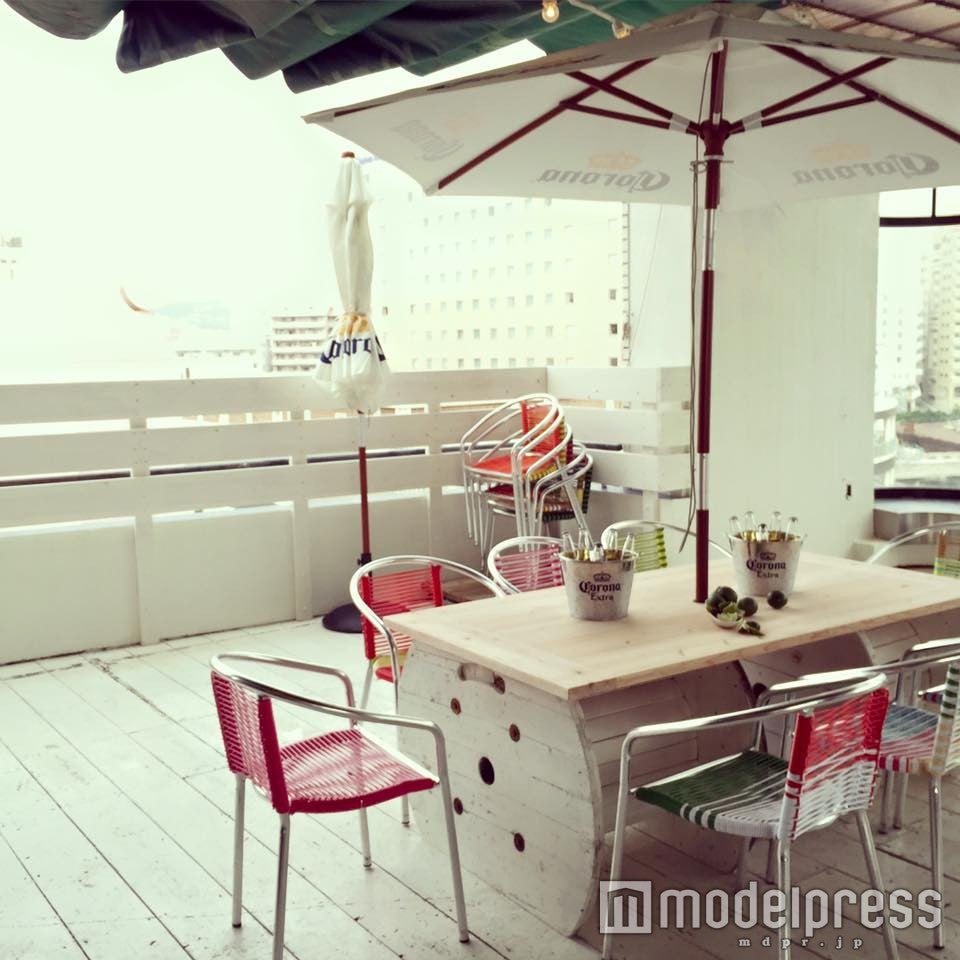 テラスで飲むビールが最高に美味しい／画像提供：EL FARO