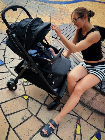フィットネストレーナー・AYA、生後1カ月の息子と初外出ショット公開「ママがスタイル良すぎ」