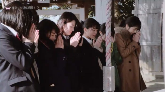 神社で祈願も/「女子高生ミスコンFINALIST~ハレトキドキJK~」より(提供画像)