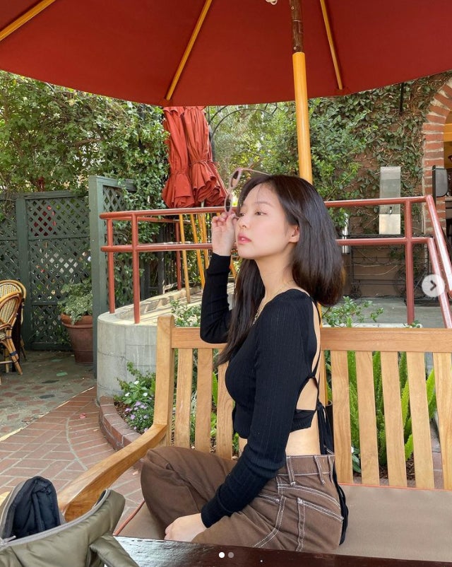 BLACKPINKジェニーの背中出しルックに釘付け　大胆肌見せが美しい