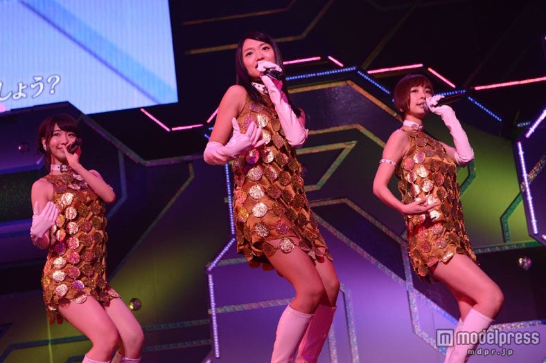 柏木由紀、北原里英、篠田麻里子（C）AKS