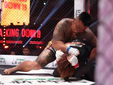 “歌舞伎町最恐ホスト”が衝撃の惨敗 20キロ重い初出場の喧嘩自慢とのMMA戦でボコボコに・・・ぼう然