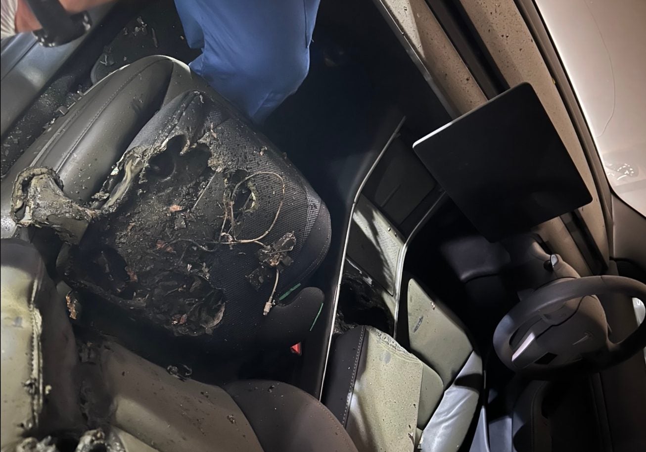 車内に置いていたモバイルバッテリーが自然発火！750万円テスラが廃車に