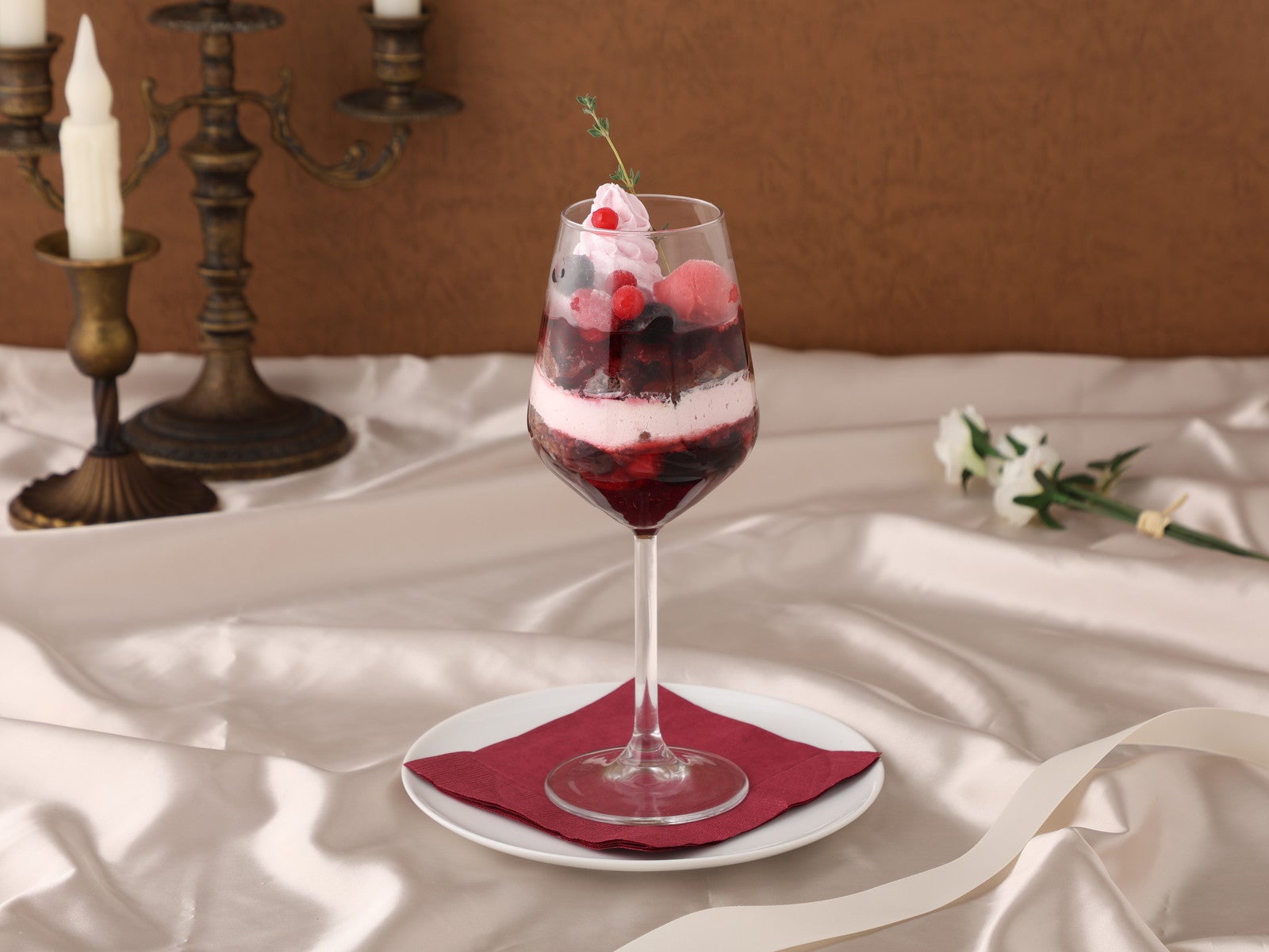 Berry & Chocolate Parfait　　税込1,790円（C）HYBE LABELS JAPAN & HYBE． All Rights Reserved．