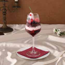 Berry & Chocolate Parfait 税込1,790円(C)HYBE LABELS JAPAN & HYBE. All Rights Reserved.