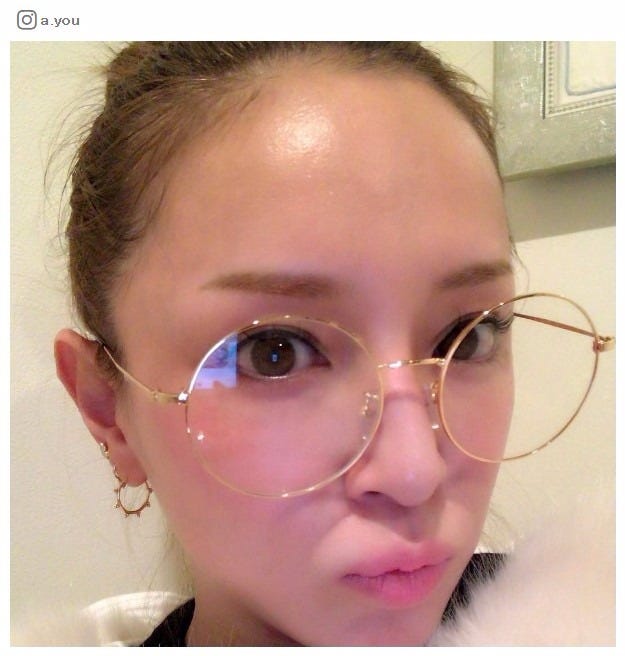 浜崎あゆみ、でか丸メガネのリラックスショット公開 “家を出られない”悩みも吐露／Instagramより