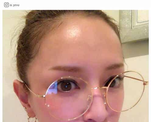 浜崎あゆみ、でか丸メガネのリラックスショット公開 “家を出られない”悩みも吐露
