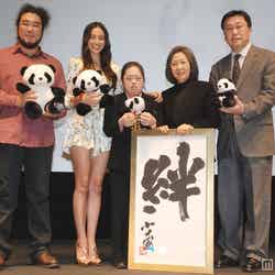 映画「51（ウーイー）世界で一番小さく生まれたパンダ」初日舞台挨拶に登壇した（左から）塩浜雅之監督、長谷川潤、金澤翔子、鄧偉さん
