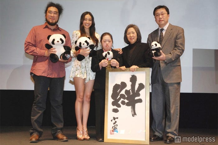 映画「51(ウーイー)世界で一番小さく生まれたパンダ」初日舞台挨拶に登壇した(左から)塩浜雅之監督、長谷川潤、金澤翔子、鄧偉さん