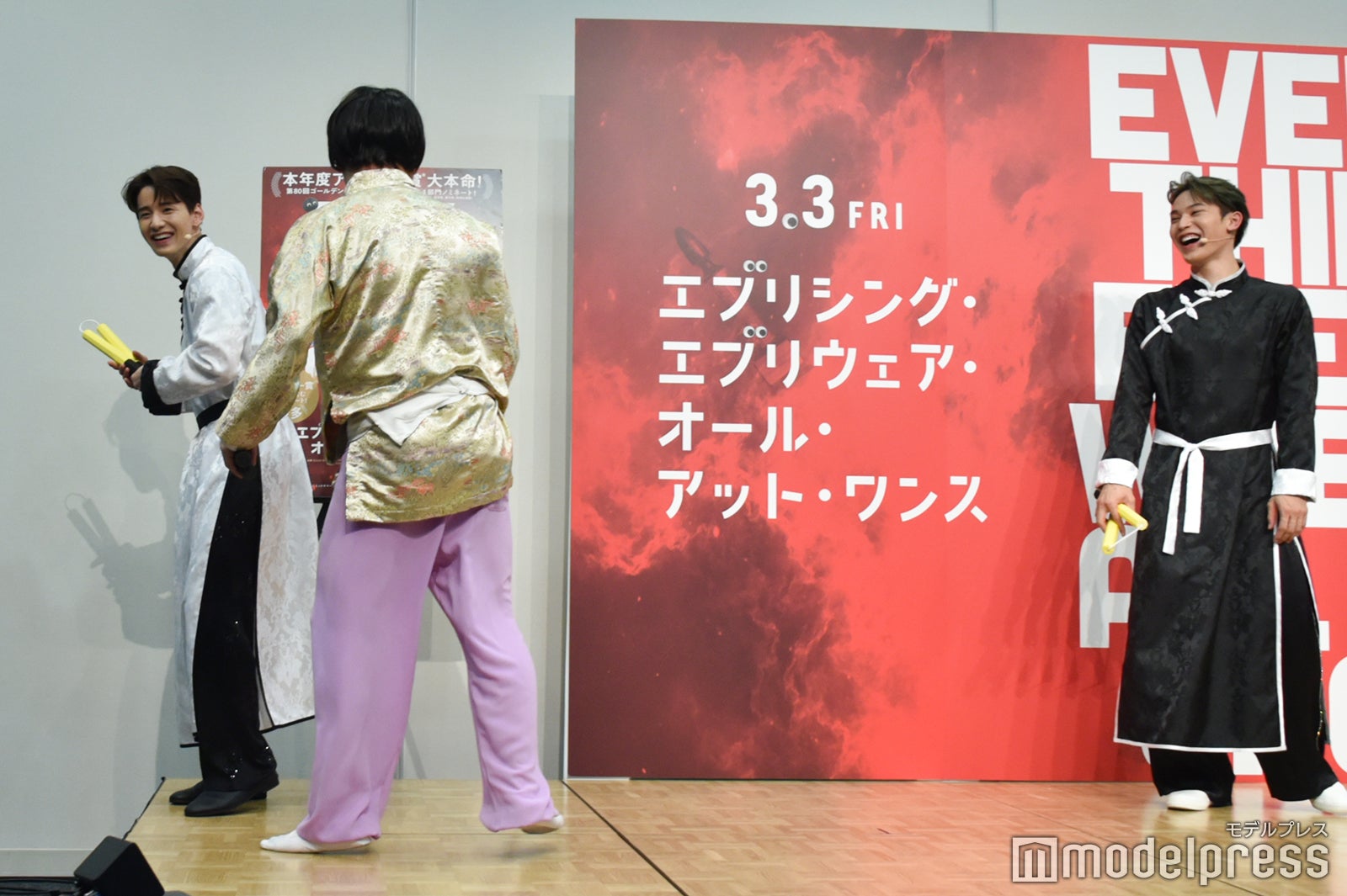 くっきー！にステージ端に追い詰められる佐藤景瑚 （C）モデルプレス