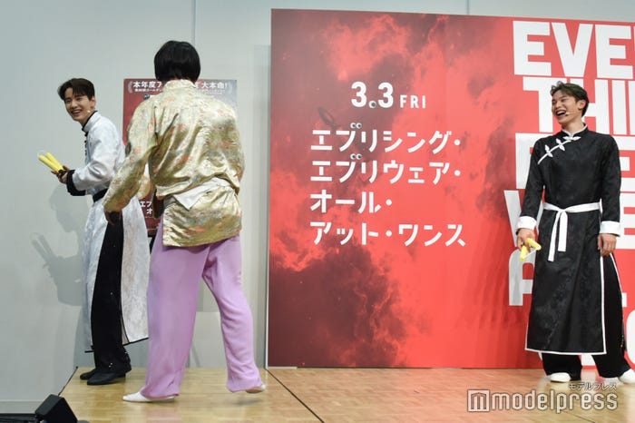 くっきー!にステージ端に追い詰められる佐藤景瑚 (C)モデルプレス