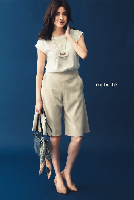 TOPS ¥6,900、PANTS ¥14,000、BAG ¥4,000、NECKLACE(2連) ¥2,500、NECKLACE(フリンジ) ¥1,800/BABYLONE(C)TOPLOG