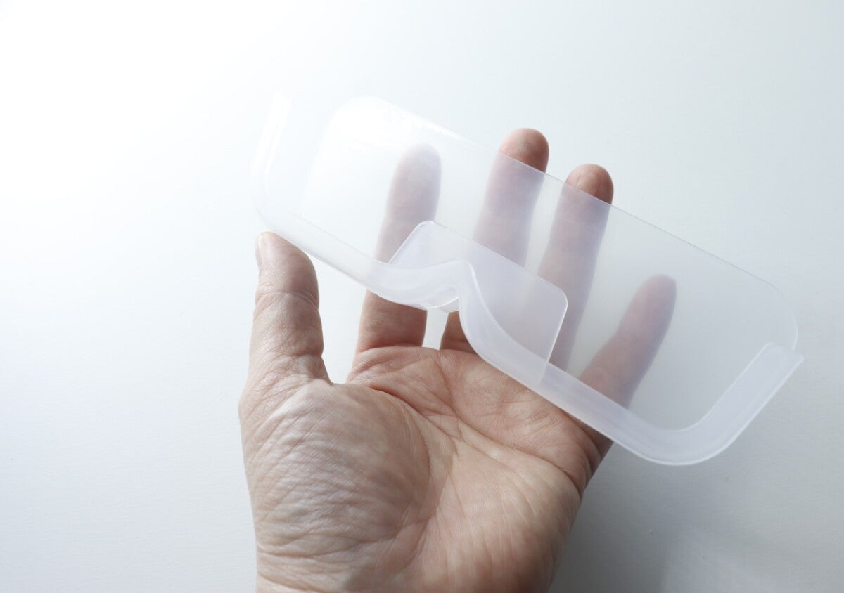「斬新すぎん！？」貼るだけで定位置が完成！メガネユーザー大歓喜の100均収納グッズ