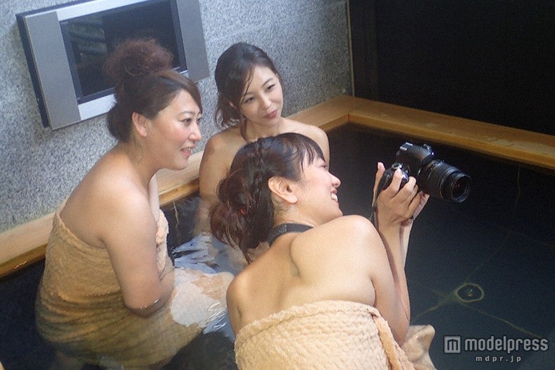 温泉を満喫する3人／画像提供：TBS