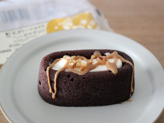 クリームの上には、砕いたヘーゼルナッツとパリパリのソースが！