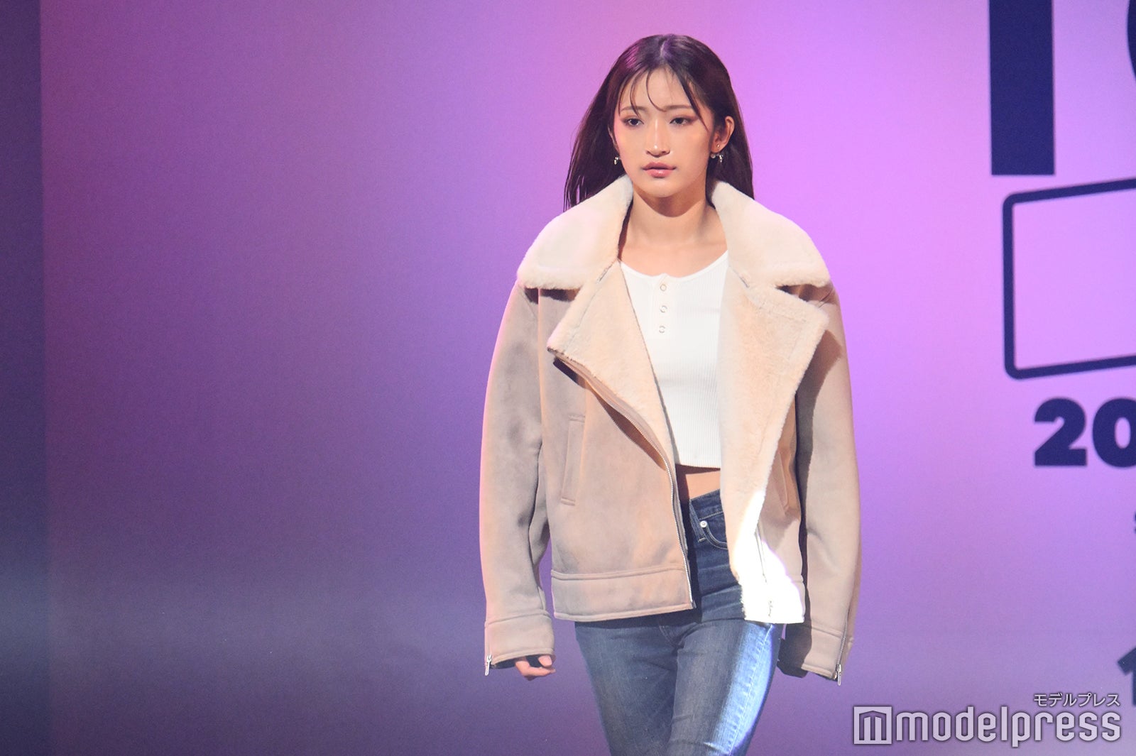 Girls2小川桜花、美ウエスト大胆披露 クールな眼差しにドキッ