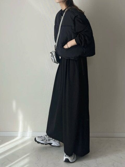 ブラックで魅せる洗練見えカジュアル 2025秋冬女性モノトーンブラックで魅せる洗練見えカジュアル