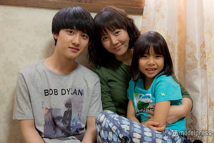 家庭を守る母と幼い妹のために自立しようと奮闘する高校生を演じるD.O.(C)2014 MYUNG FILMS All Rights Reserved.