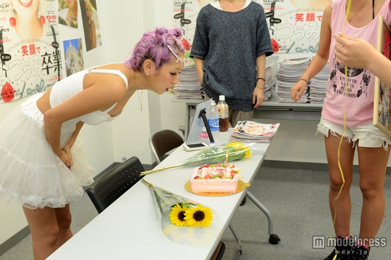 ファンから贈られたケーキのろうそくを吹き消すなつぅみ