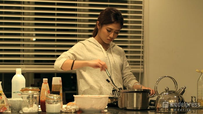宮城大樹のために料理を作る今井華/「テラスハウス」2月8日放送回より(画像提供:フジテレビ)