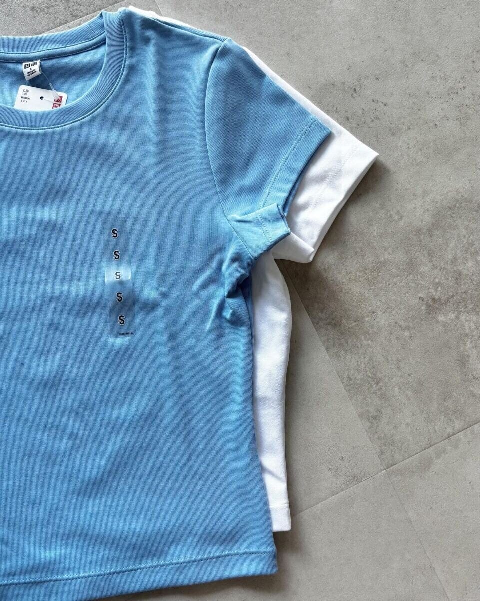 ユニクロとGUのミニTシャツを重ねて置いた状態の俯瞰写真 ユニクロとGUのミニTシャツを重ねて置いた状態の俯瞰写真