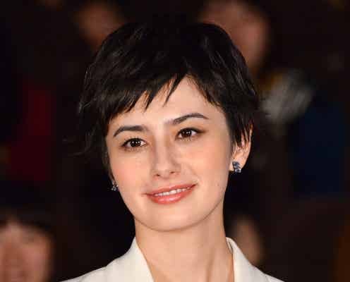 ホラン千秋、シルバーヘアのオフショット公開「似合ってる」「大人っぽくて素敵」と反響
