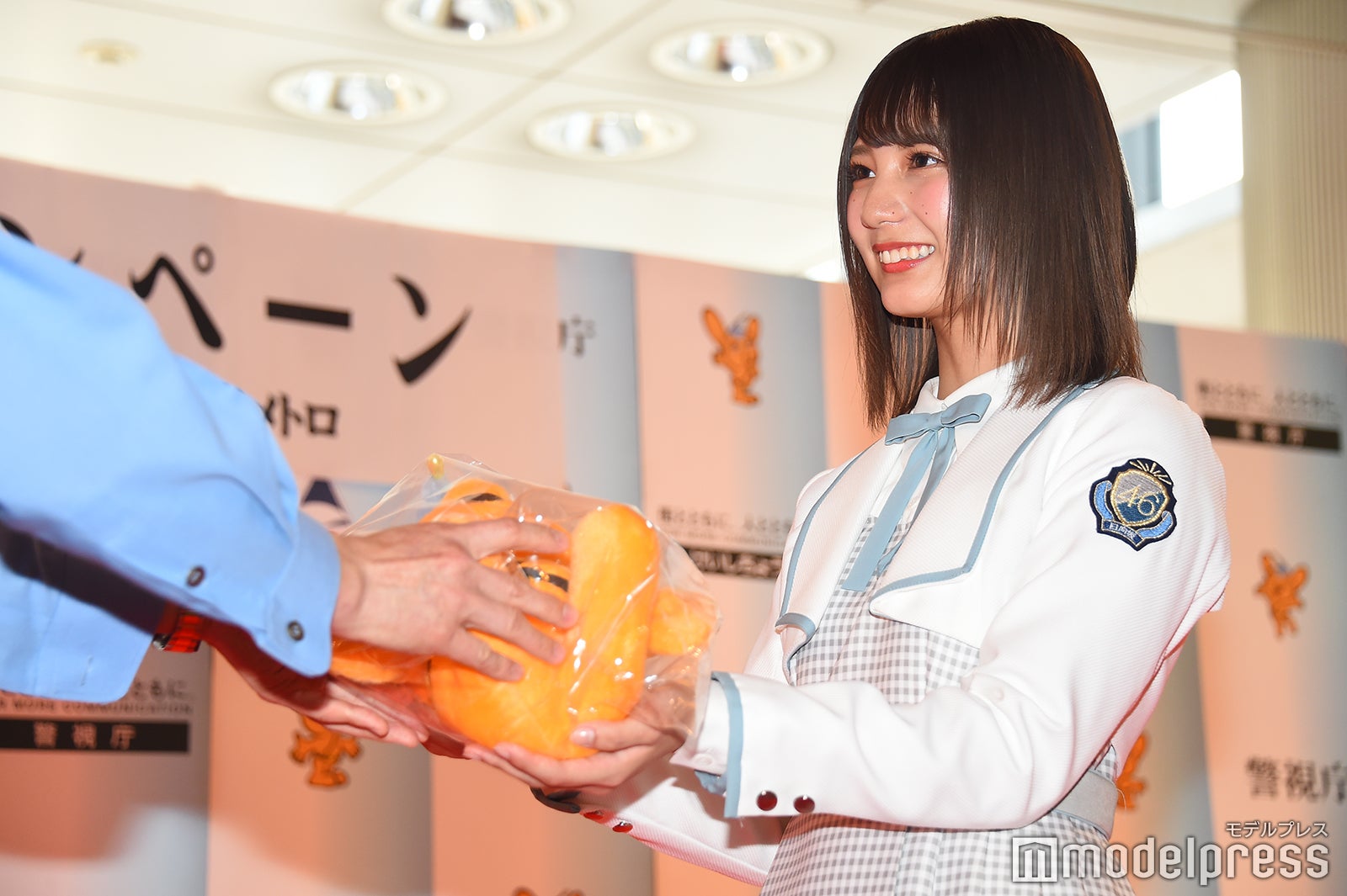 記念品を受け取った小坂菜緒（C）モデルプレス
