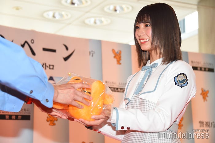 記念品を受け取った小坂菜緒(C)モデルプレス