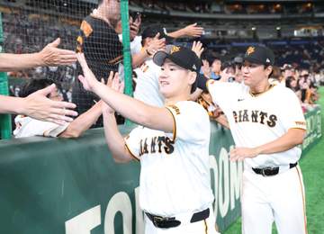 巨人 仲良しコンビで首位タイ浮上 粘投の井上「打ってくれてありがとう」笹原満塁一掃打で7勝目プレゼント