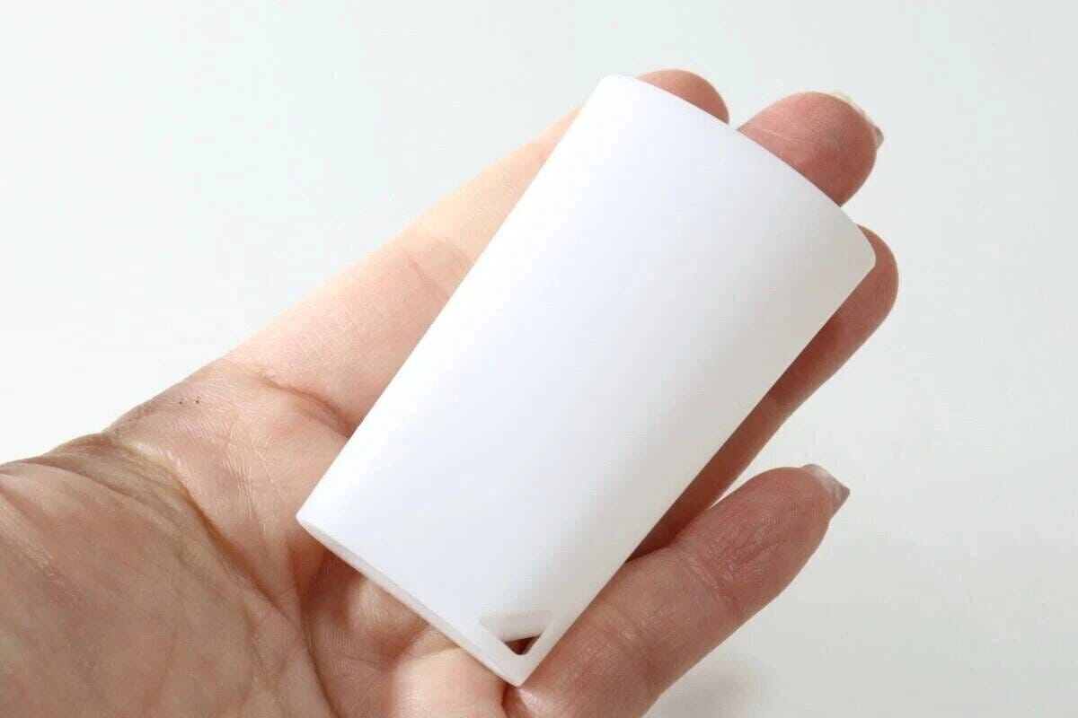 女性の手のひらに乗せられた白い携帯用スリムコップ